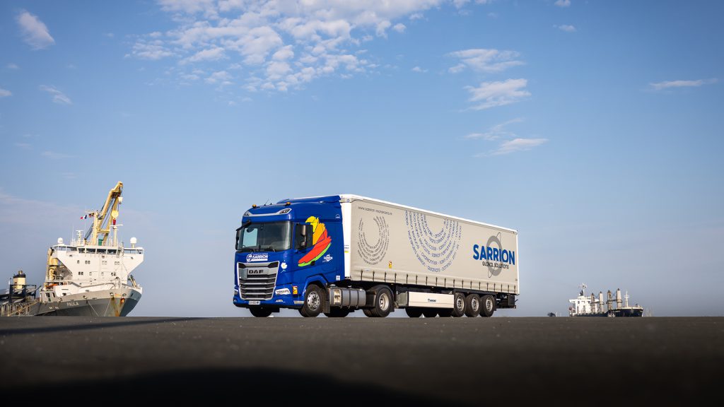 photo camion sarrion devant transport container