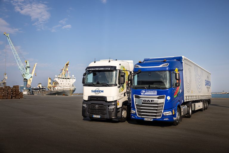 photo de deux camion sarrion devant transport container